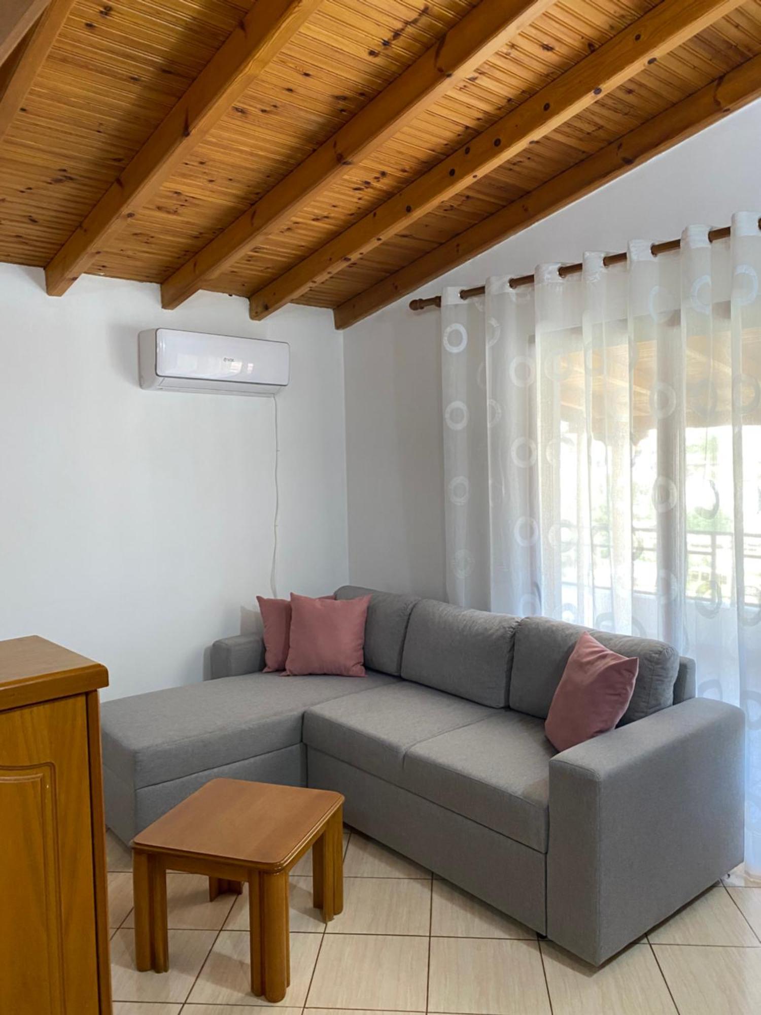 Alex Apartments Sarandë Rum bild